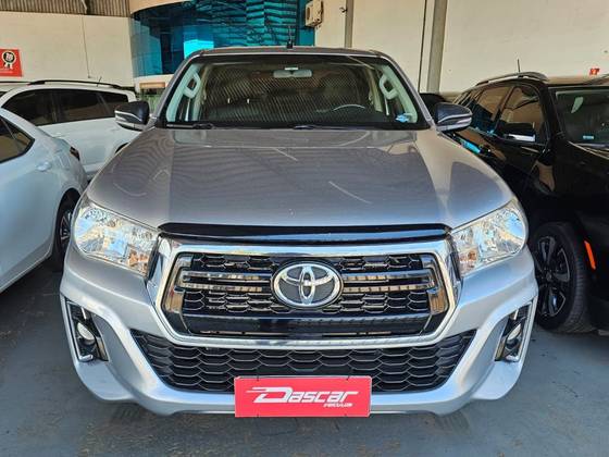 TOYOTA HILUX 2.8 SR 4X4 CD 16V DIESEL 4P AUTOMÁTICO TOYOTA HILUX 2.8 SR 4X4 CD 16V DIESEL 4P AUTOMÁTICO
